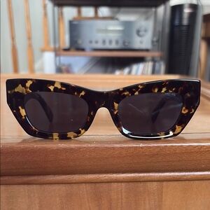 Brown Wayfarer Sunglasses with Tortoiseshell Pattern